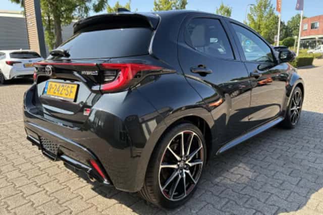 Toyota Yaris (2022) thumbnail 2