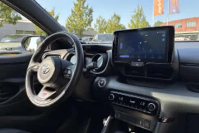 Toyota Yaris (2022) thumbnail 3