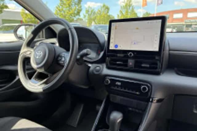Toyota Yaris (2024) thumbnail 3