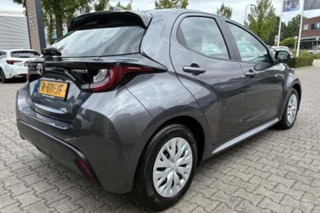 Toyota Yaris (2022) thumbnail 2