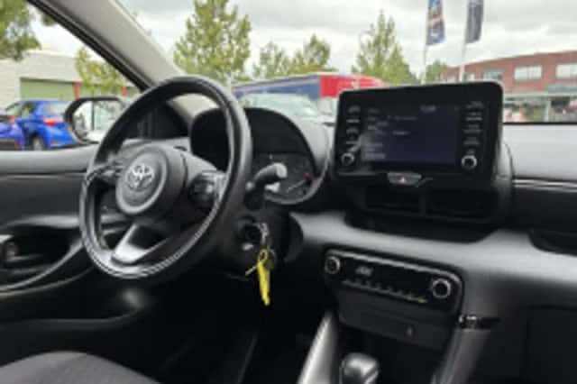 Toyota Yaris (2022) thumbnail 3