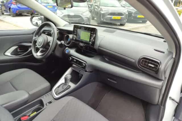 Toyota Yaris (2021) thumbnail 2