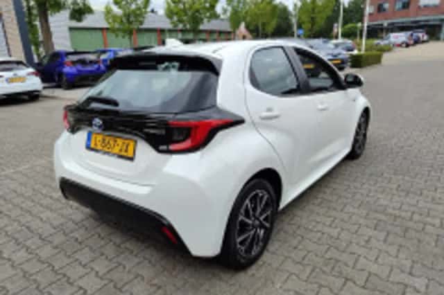 Toyota Yaris (2021) thumbnail 3