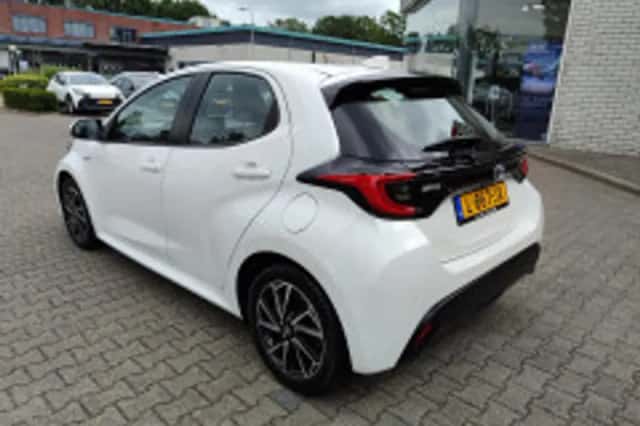 Toyota Yaris (2021) thumbnail 4