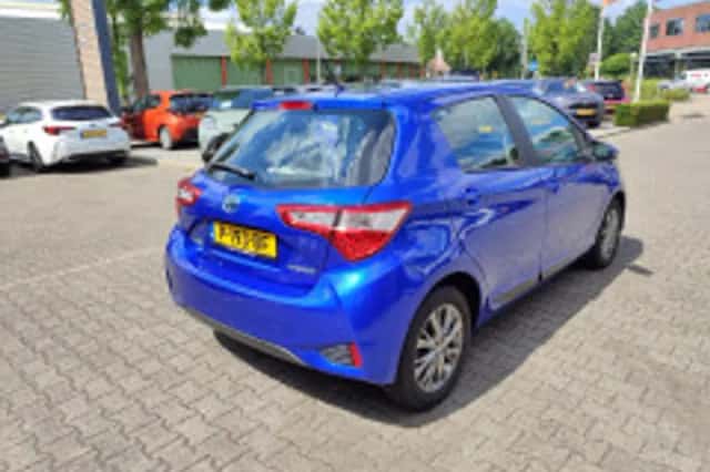 Toyota Yaris (2017) thumbnail 3