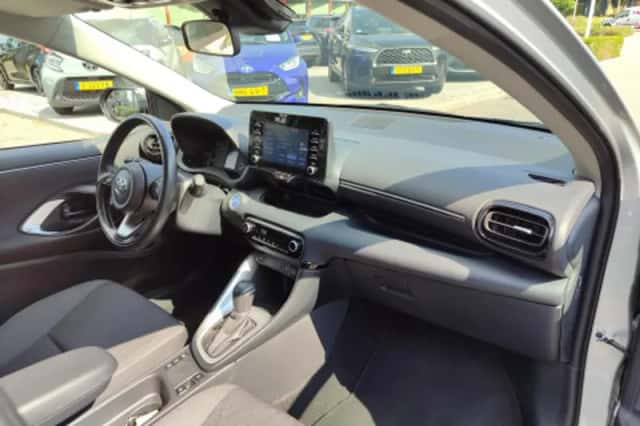 Toyota Yaris (2023) thumbnail 2
