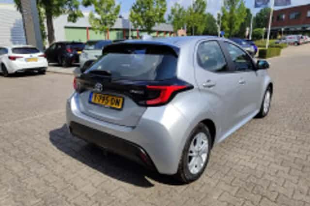 Toyota Yaris (2023) thumbnail 3
