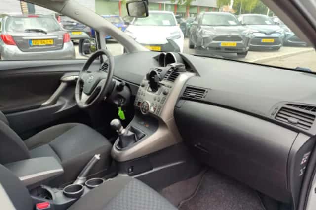 Toyota Verso (2010) thumbnail 2