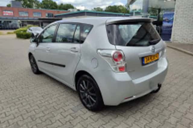 Toyota Verso (2010) thumbnail 3