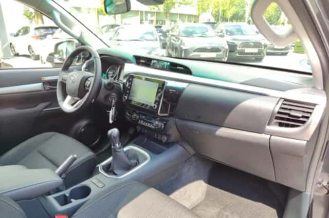 Toyota Hilux (2024) thumbnail 2