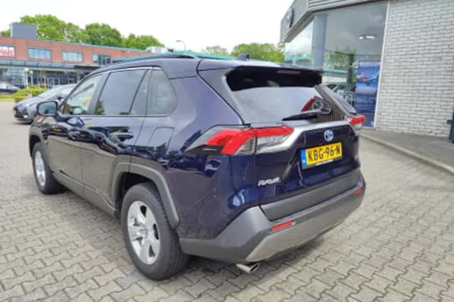 Toyota RAV4 (2021) thumbnail 2