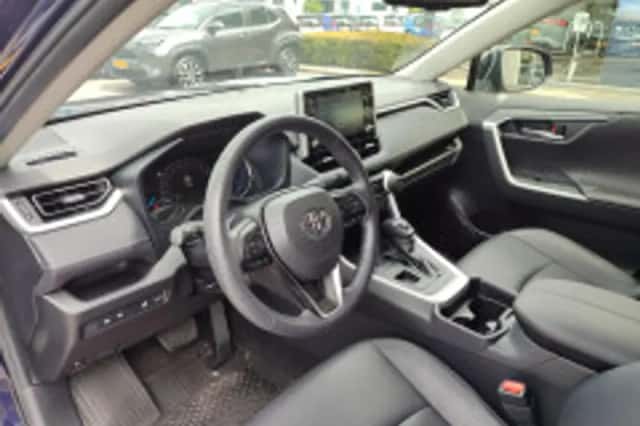 Toyota RAV4 (2021) thumbnail 3