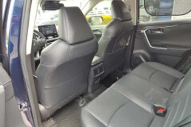 Toyota RAV4 (2021) thumbnail 6