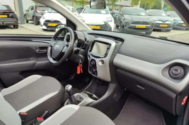 Toyota Aygo (2016) thumbnail 2