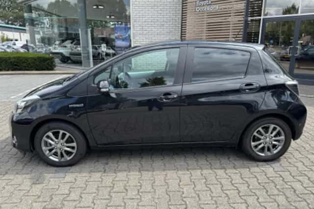 Toyota Yaris (2012) thumbnail 2