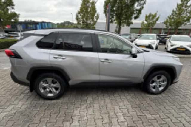 Toyota RAV4 (2024) thumbnail 4