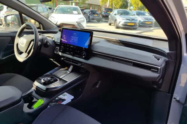 Toyota C-HR (2026) thumbnail 2