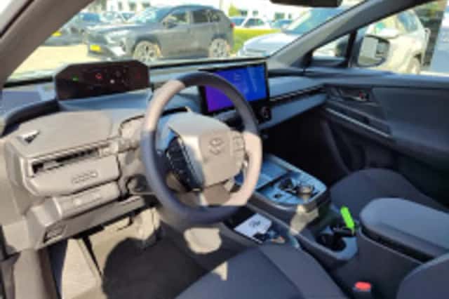 Toyota C-HR (2026) thumbnail 5