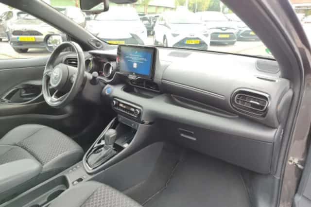Toyota Yaris (2022) thumbnail 2