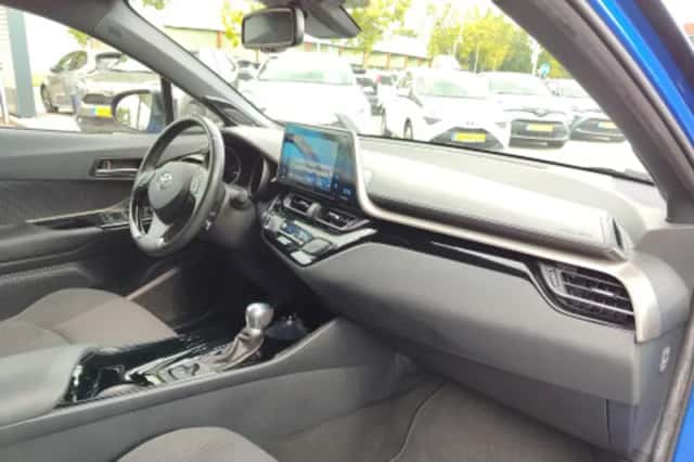 Toyota C-HR (2019) thumbnail 2