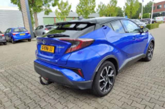 Toyota C-HR (2019) thumbnail 4