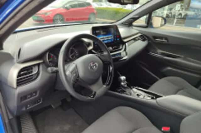 Toyota C-HR (2019) thumbnail 5