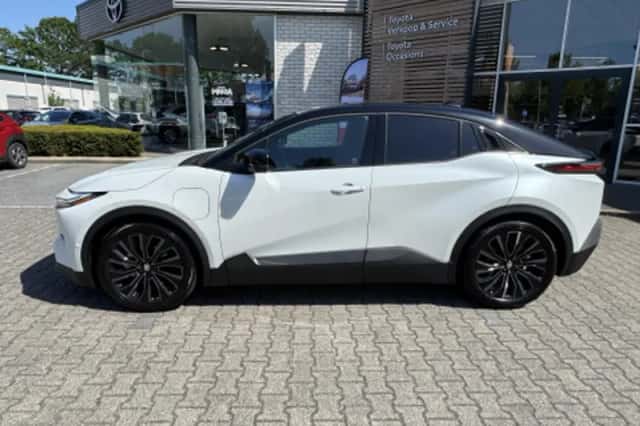 Toyota C-HR (2026) thumbnail 2