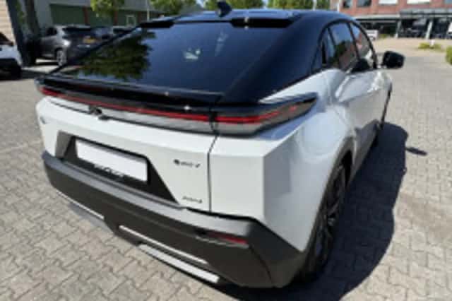 Toyota C-HR (2026) thumbnail 5
