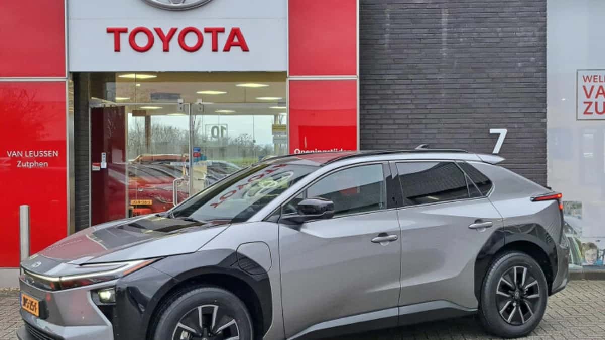 Toyota bZ4X (2026) — foto 1