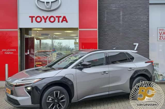 Toyota bZ4X (2026) thumbnail 1