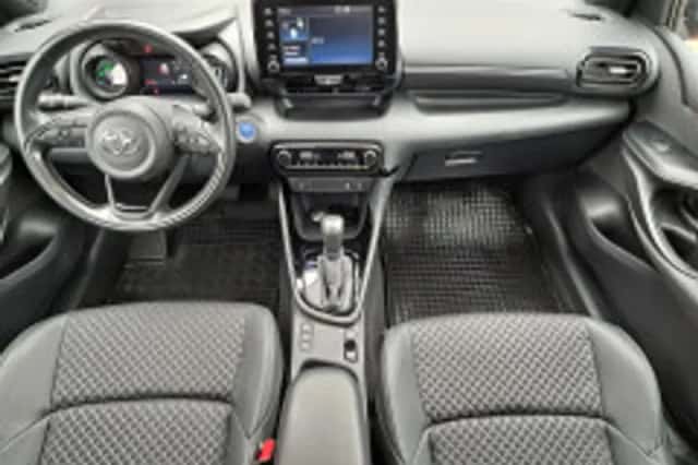 Toyota Yaris (2022) thumbnail 3