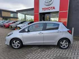 Toyota Yaris (2016) thumbnail 3