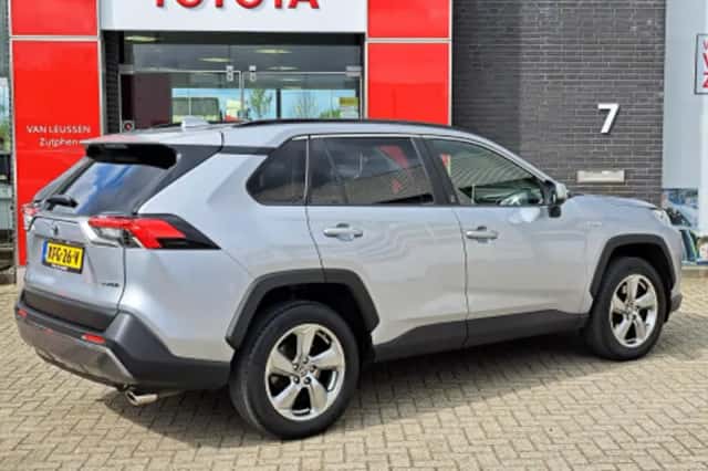Toyota RAV4 (2021) thumbnail 2