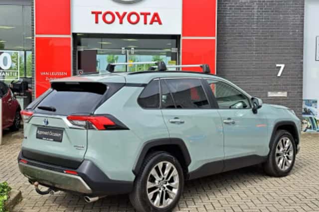 Toyota RAV4 (2023) thumbnail 2
