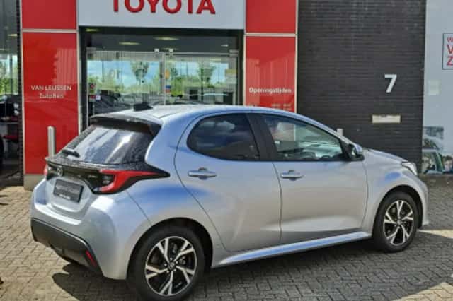 Toyota Yaris (2025) thumbnail 2