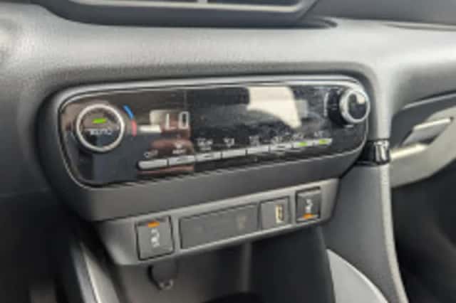 Toyota Yaris (2023) thumbnail 5