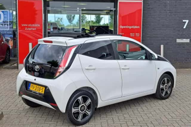 Toyota Aygo (2017) thumbnail 2