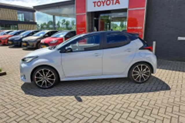 Toyota Yaris (2023) thumbnail 3