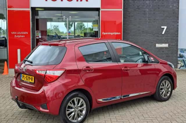 Toyota Yaris (2017) thumbnail 2