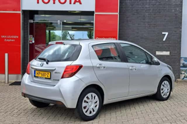 Toyota Yaris (2016) thumbnail 2