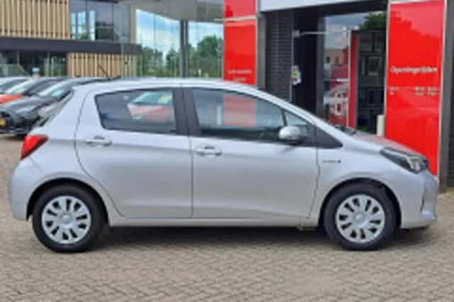 Toyota Yaris (2016) thumbnail 3