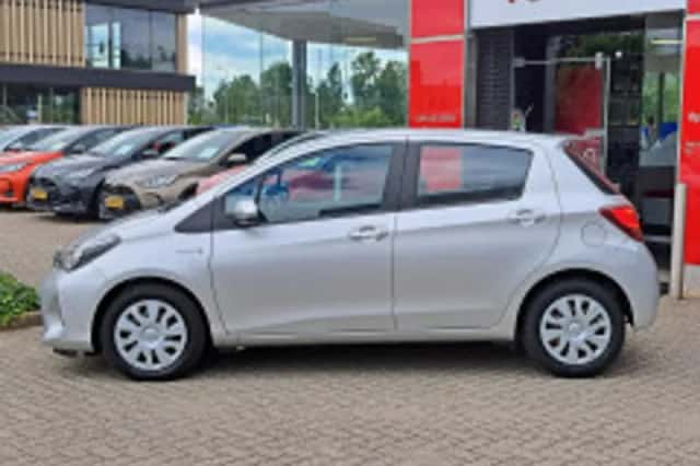 Toyota Yaris (2016) thumbnail 4