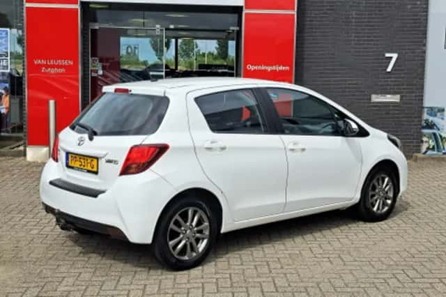 Toyota Yaris (2014) thumbnail 2