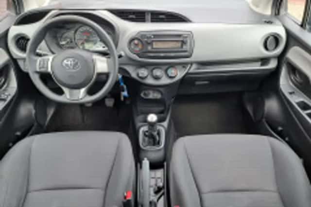 Toyota Yaris (2014) thumbnail 3