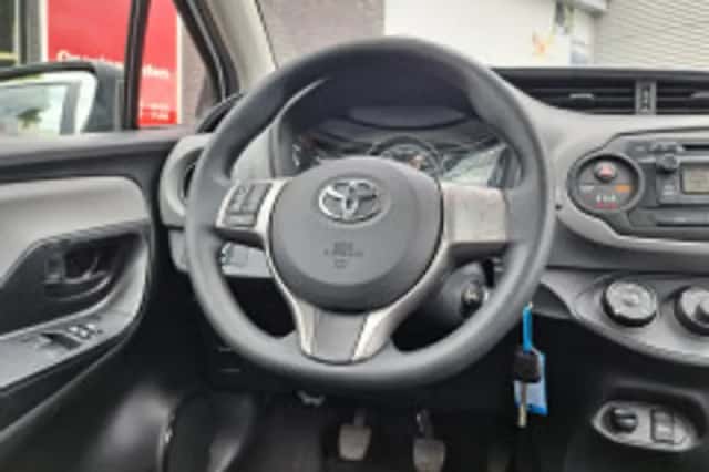 Toyota Yaris (2014) thumbnail 4