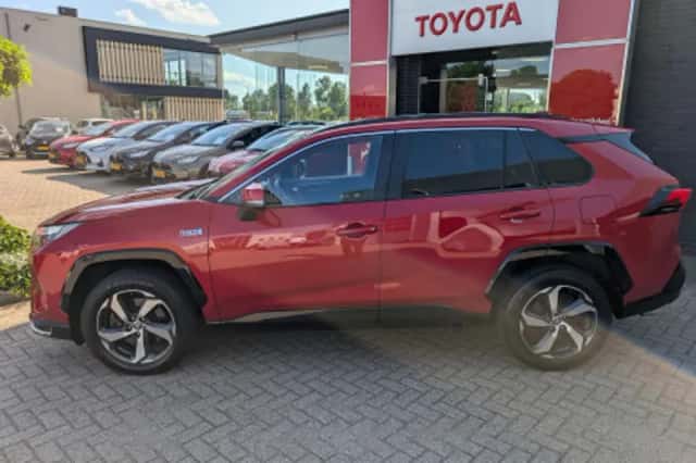 Toyota RAV4 (2022) thumbnail 2