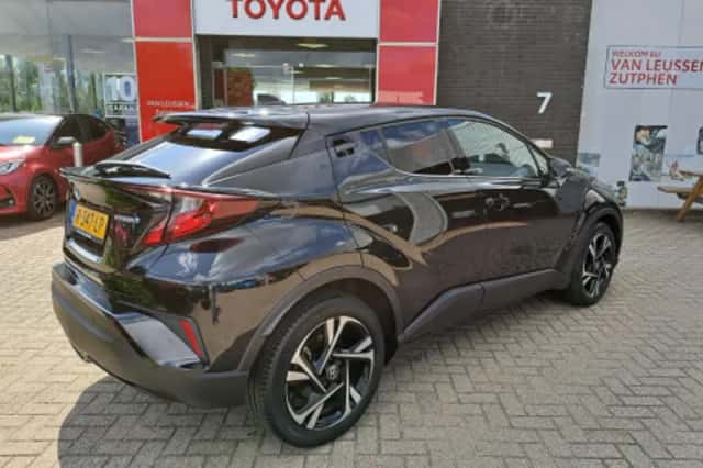 Toyota C hr (2022) thumbnail 2