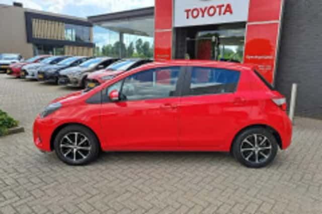 Toyota Yaris (2020) thumbnail 3