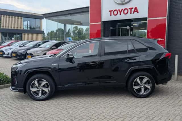 Toyota RAV4 (2022) thumbnail 2