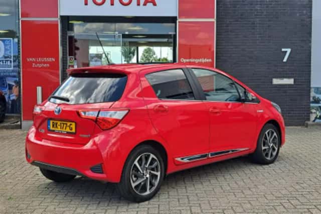 Toyota Yaris (2017) thumbnail 2